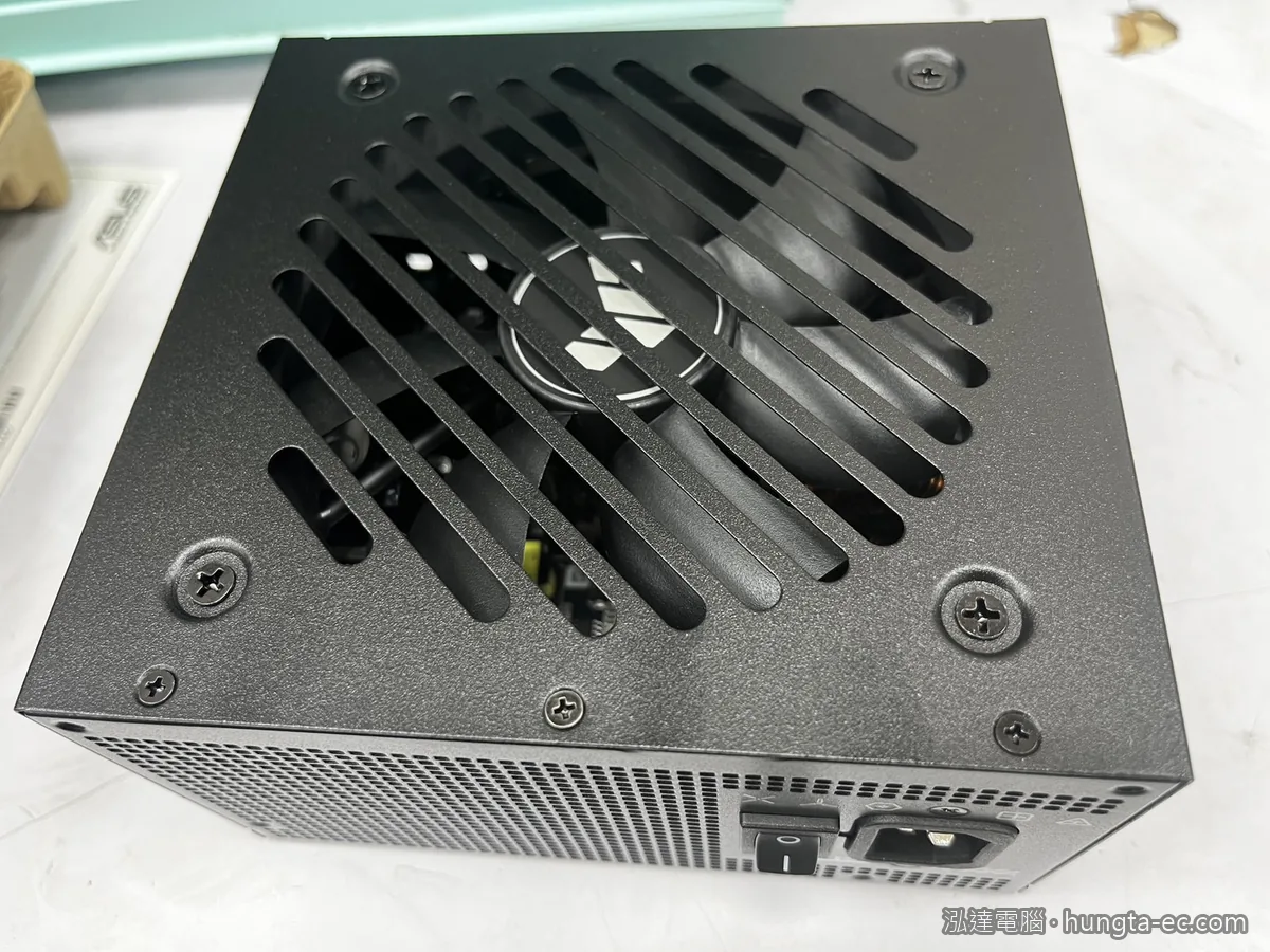電源供應器本體取下後放在桌面，散熱風扇朝上
