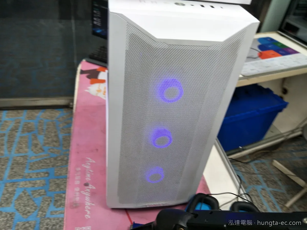 完工主機的外觀，前面板燈環亮起